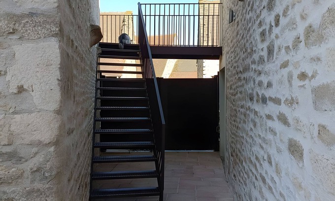 Beaumont-sur-Grosne Cama Y Desayuno | Guest Room 'Fuchia' with Shared Pool, Shared Terrace and Wi-Fi
