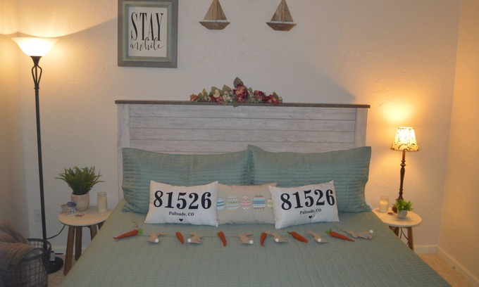 Palisade Cama Y Desayuno | Guest suite at Palisade Beach House Vineyard and Bed and Breakfast