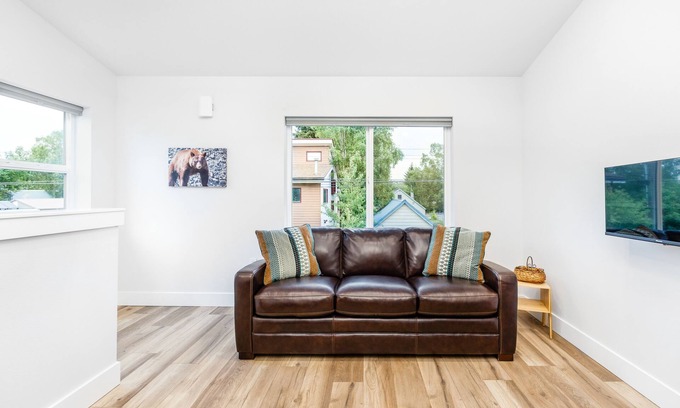 South Addition Casa | Guest suite in a prime location blocks from downtown with WiFi & W/D
