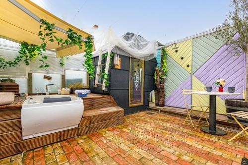 Barkingside Apartamento | Guest suite with hot tub and sauna