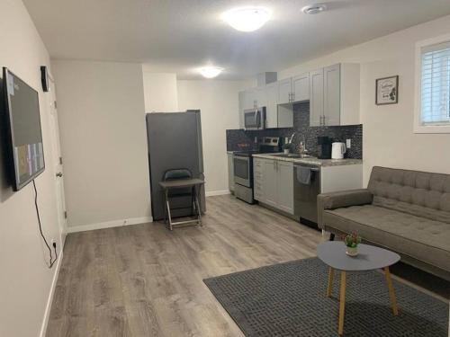 Regina Apartamento | Guest Suite with Queen Bed -Home Away from Home