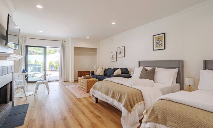 Sherman Oaks Condominio | Guest unit Universal hot tub fire pit