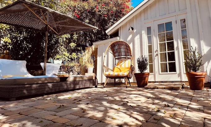 Sherman Oaks Apartamento | Guesthouse w Private Patio / Beautiful Views / Walk to Dining and Shopping