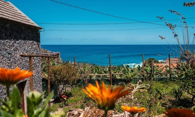 Porto Moniz Chalet De Esquí | GuestReady - Refugio mágico en Madeira