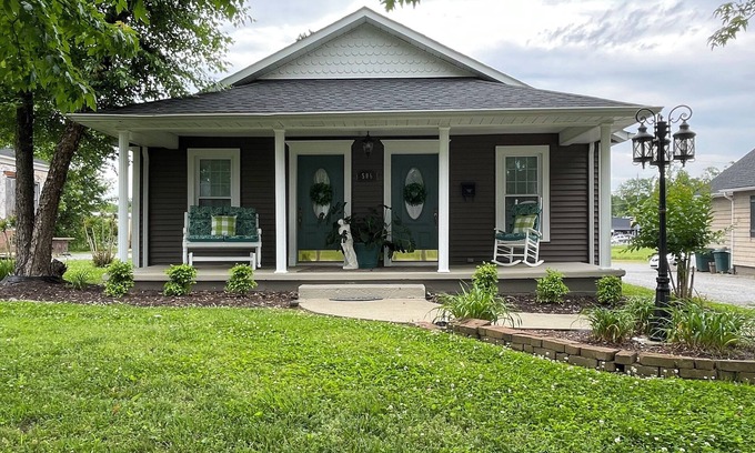Greenville Casa | Guitars & Harmony II in Historic Greenville with WiFi & beautiful outdoor space