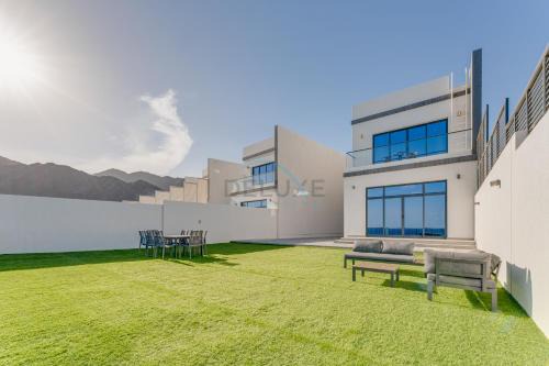 Sharm Apartamento | Gulf and Mountain Views 4BR Villa with Assistant Room on Al Dana Island Fujairah by Deluxe Holiday Homes