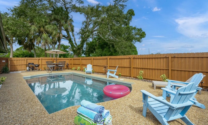Gulf Gate Estates Casa | Gulf Gate Poolside Retreat | Heated Pool | Space for the entire Family + Dog | Short drive to Siesta