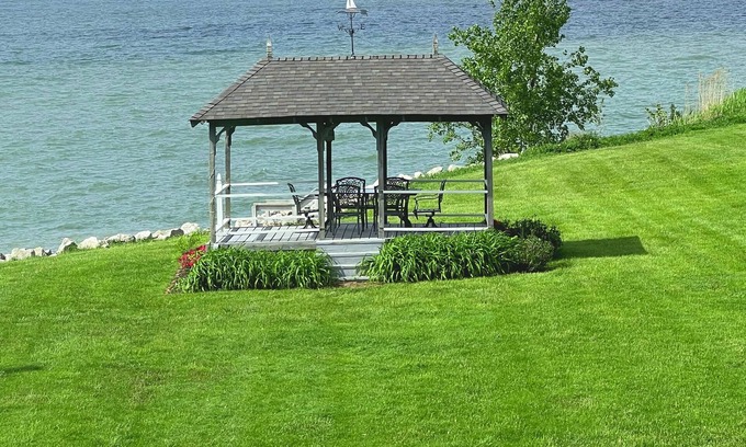 Mentor-on-the-Lake Casa | "Gull Cottage" - Lake Erie waterfront - Expansive Views, Historic Cottage Charm