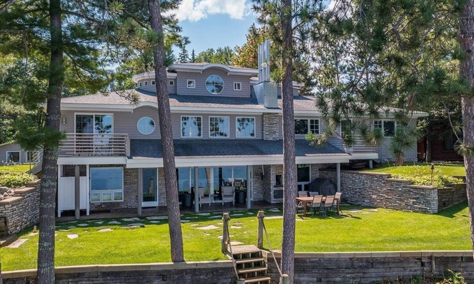 Lake Shore Casa | Gull Lake Luxury, 4-BR house with all the amenities you could ever want or need!