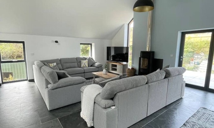 Trewarmett Casa | Gulland 4 Bed Sleeps 8 with Hot tub