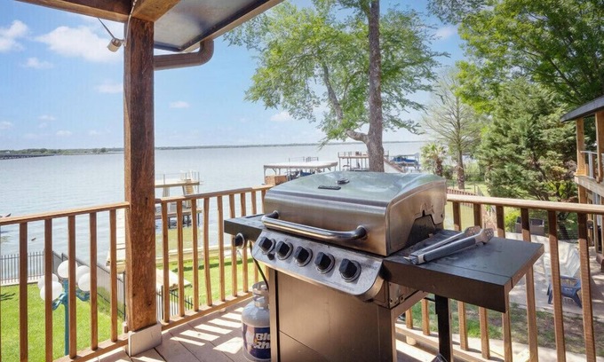 Cedar Creek Reservoir Casa | Gun Barrel Getaway-Waterfront, Hot Tub & Gameroom!