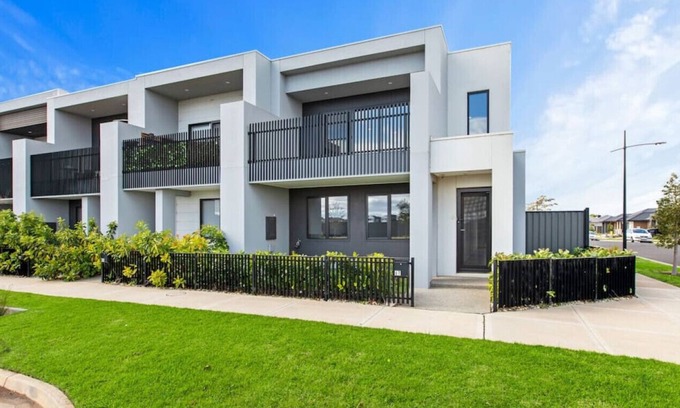 Mount Cottrell Casa | Guru’s Castle - Pet-Friendly Spacious 3 BR Home