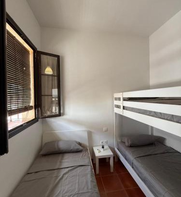 Tocina Casa | Habitación Triple con baño compartido SEVILLA DELUXE LOS ROSALES