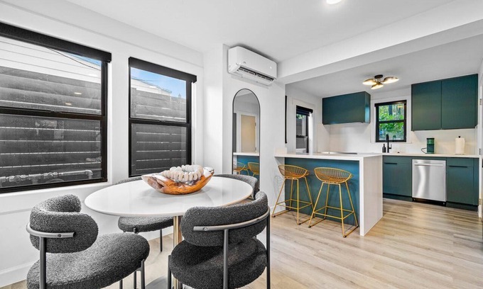 Flamingo Parks Apartamento | Hacienda Flamingo Unit 3 - Modern 1BR Hideaway with Double Queen Beds