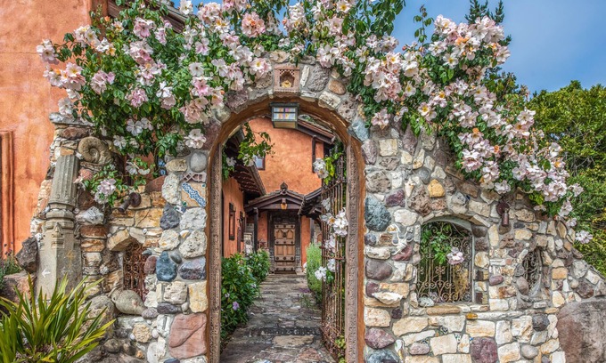 Jack's Peak Casa | Hacienda Aguajito: Finca cerrada con vista al mar en 11 acres exóticos en Carmel