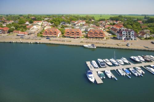 Wiek Apartamento | hafennahe Ferienwohnung mit Balkon und Meerblick - Hafenhäuser Wiek FeWo Wohnung 01