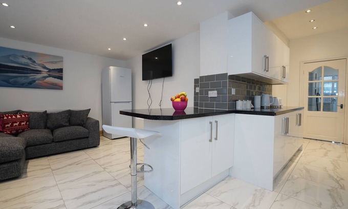Quinton Casa | HAGLEY ROAD WEST. 5 BEDROOMS HOUSE with 7 beds SLEEPS 7-10