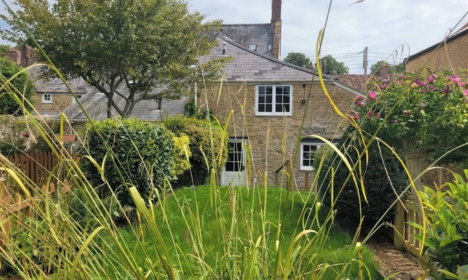 Beaminster Casa | HALF PINT COTTAGE, pet friendly, with a garden in Beaminster