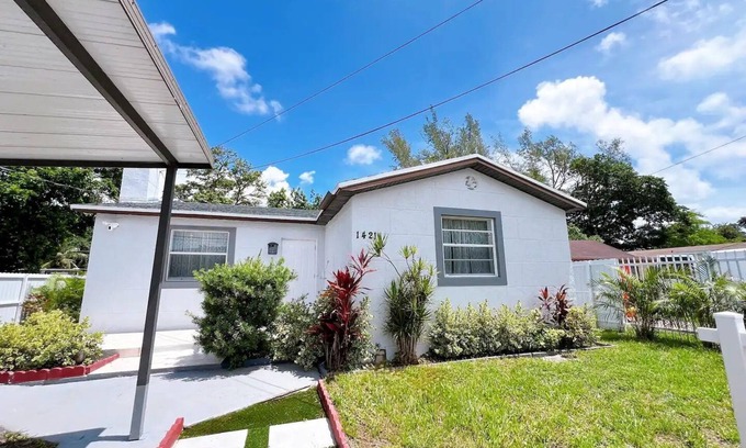 Liberty City Casa | Casa Moderna Cerca del Aeropuerto de Miami con Estacionamiento y Wi-Fi Gratis