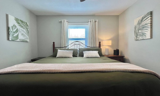 Hampstead Casa | Hampstead 3 bedroom house close to Wilmington: 2 living rooms and Fenced in Yard