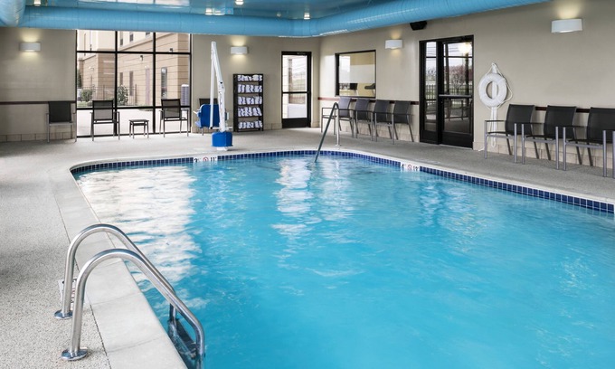 Rossford Hotel | Hampton Inn & Suites Toledo-Perrysburg