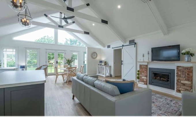 Dubbo Casa | Hamptons Cottage - Refined Living, Light-Filled