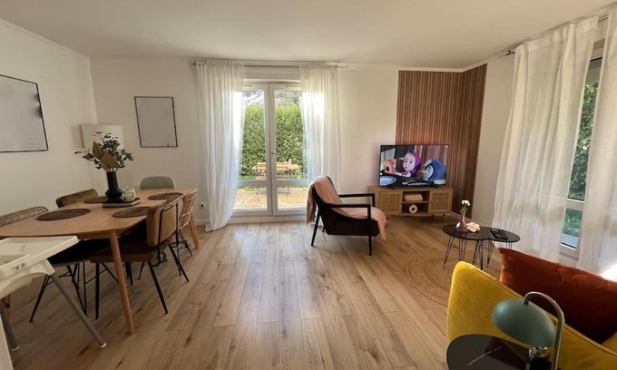 Montigny-le-Bretonneux Apartamento | Hana Home 2 personnes jardin privatif business&family
