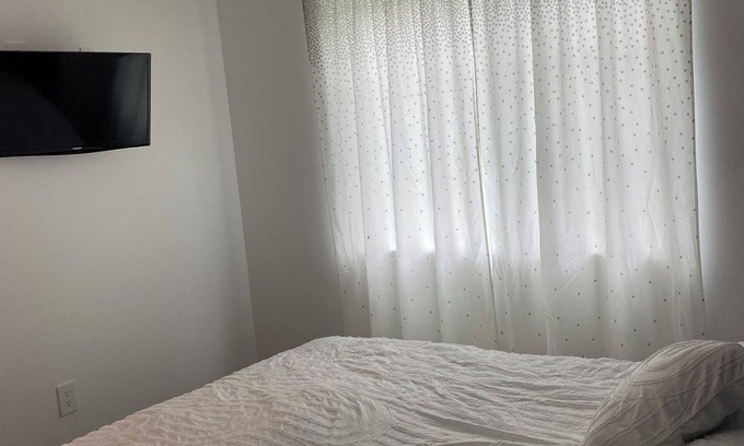 Mid City Cabaña | Hancock Park adj charming 1-bedroom cottage with A/C in fabulous Los Angeles.