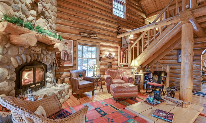 Thompsonville Cabina | Handcrafted Log Home on River Near Crystal Mtn