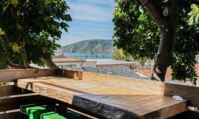Avila Beach Condominio | Hang Ten at the Studio! Vibe in This Groovy Avila Beach Studio Condo!