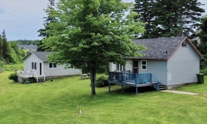 Stanley Bridge Cabaña | Hank’s Place - Creekside Cottages in Stanley Bridge