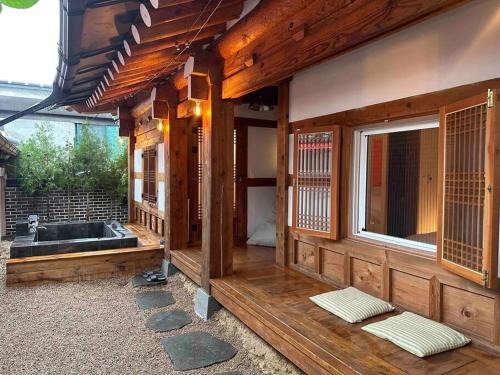 Jeonju Casa | Hanok village private house with jacuzzi Aboy