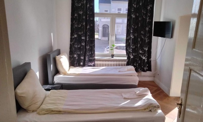 Neumuenster Casa | Hansaring 11 W1 - 3 bedrooms (with connecting room)