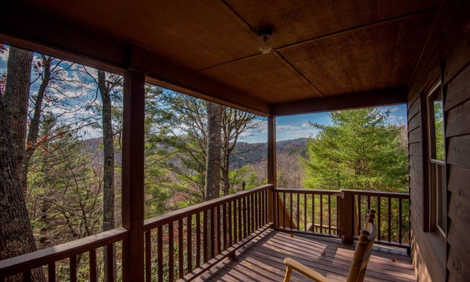 Fleetwood Cabaña | Asequible Mountain Cottage - BTW Boone y West Jefferson - Bañera de hidromasaje - Wi-Fi