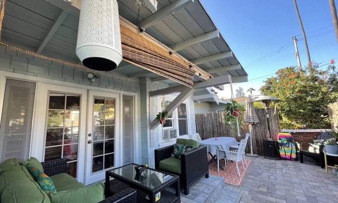 Alamitos Beach Casa | Happynest! Cozy beach bungalow walking distance to restaurants and the beach