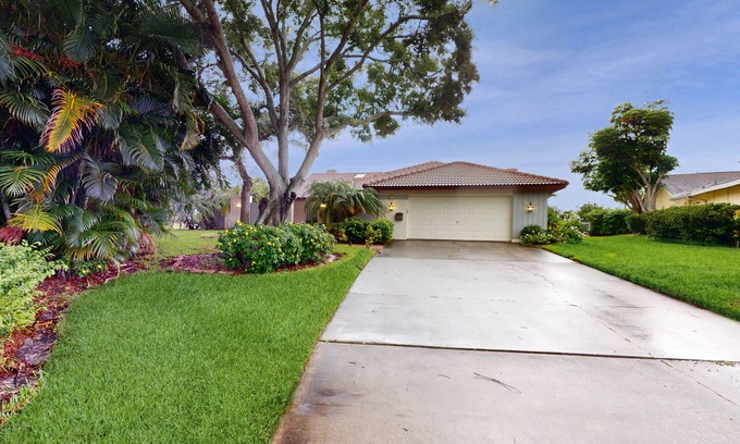 St. Petersburg - Clearwater Casa | Harbor Isle Waterfront Retreat | Home Office & Private Pool | Kayaks & Canoe