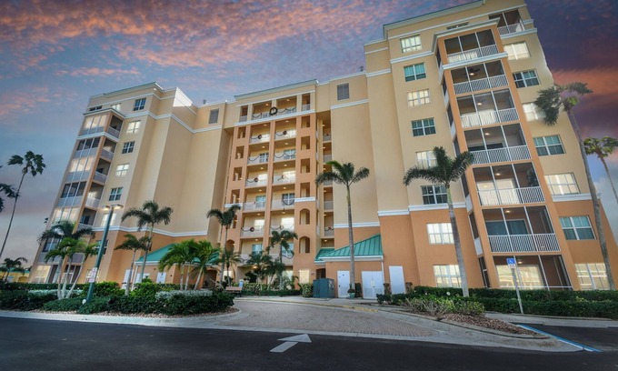 Burnt Store Marina Condominio | Harbor Towers - Burnt Store Marina! Home to Boating, World Class Fishing, Golf!