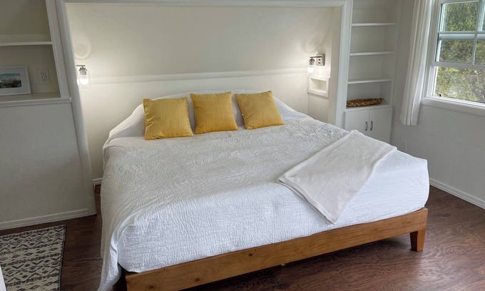 Trinidad Cama Y Desayuno | Harbor View - Upstairs with Kitchenette and amazing views