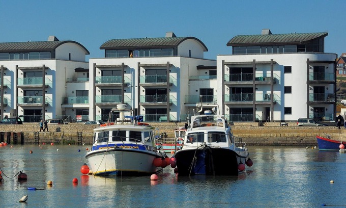 West Bay Cabaña | HARBOUR VIEW, family friendly, country holiday cottage in West Bay