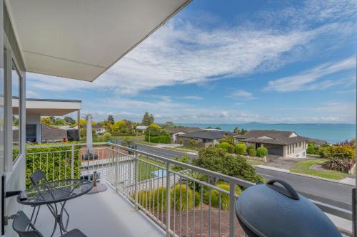Maraetai Casa | Harbour View - Maraetai Holiday Home