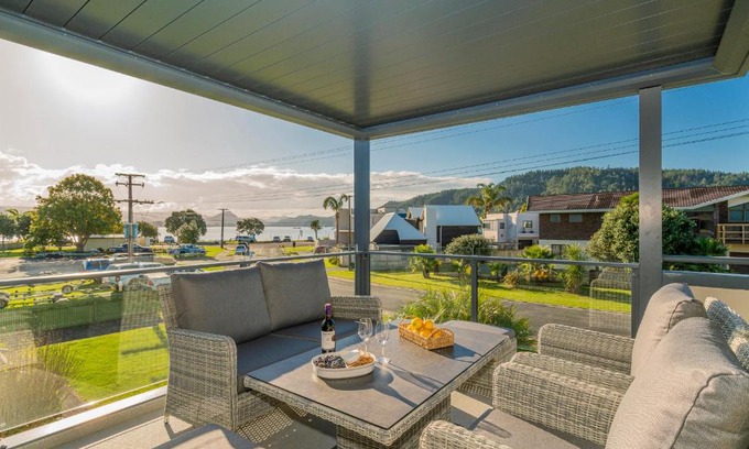 Whangamata Casa | Harbour View - Whangamata Holiday Home