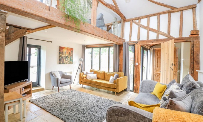 Carleton Rode Cabaña | HARGATE FARM BARN, pet friendly, with hot tub in Old Buckenham