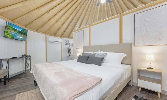 Canyon Lake Cabina | Harlow: Canyon Lake Luxury Yurt Getaway | Hot Tub