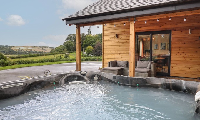 Presteigne Cabaña | HARP MEADOW, family friendly, with hot tub in Presteigne