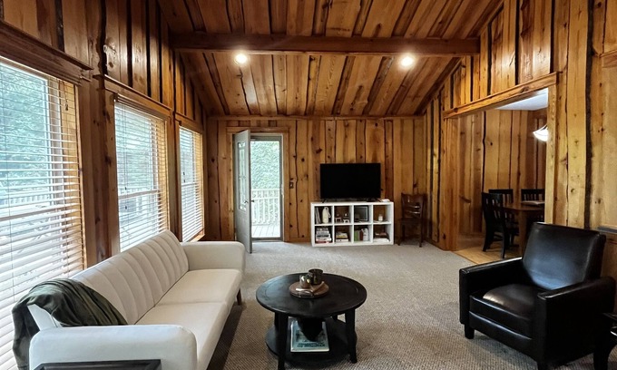 Shirley Cabina | Harpers Cove Hideaway- Quiet Greers Ferry Lakefront Cabin.
