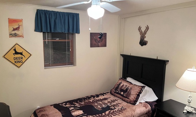 Lake Ariel Cabina | Harvest Moon Lodge- 3 Bedroom 1 Bathroom Cabin in The Hideout, Lake Ariel, PA