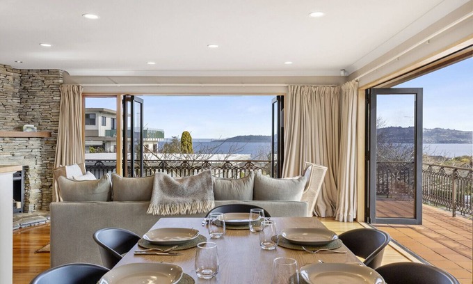 Waipahihi Casa | Harvey Lake House - stylish comfort with lake views