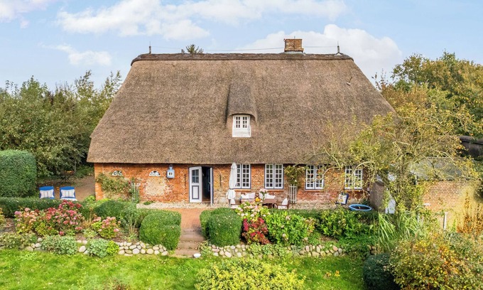 Fahretoft Casa | Haus Holländerdeich - fireplace, pesel, garden, terrace, washing machine, rural