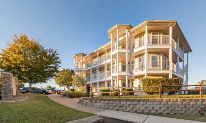 Conroe Condominio | Have Family Fun Outdoors in this 2BD condo with onsite resort activities