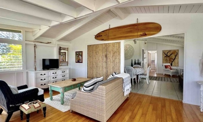 Anahola Otro | Hawaiian Hale, farmhouse in Anahola, Kaua’i central & family friendly.